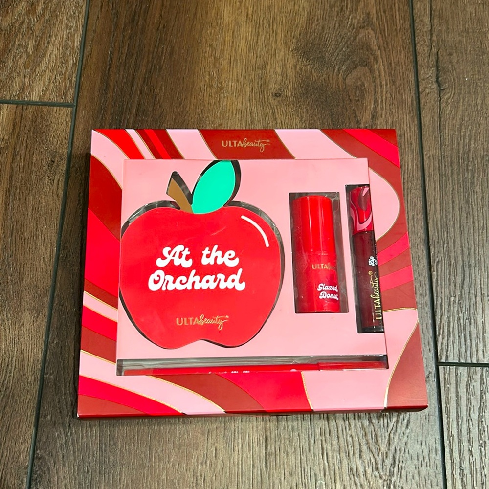 At the Orchard-4 piece makeup set